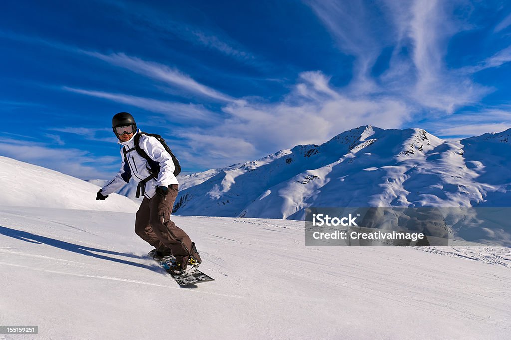 Hombre joven en la nieve en polvo - Foto de stock de Snowboard libre de derechos