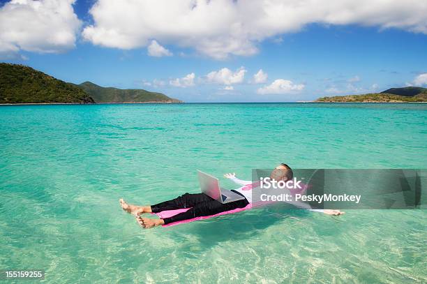 Biznesmen Relaksujący Spreadeagle Z Laptopa Na Tropikalnej Bay - zdjęcia stockowe i więcej obrazów Materac dmuchany
