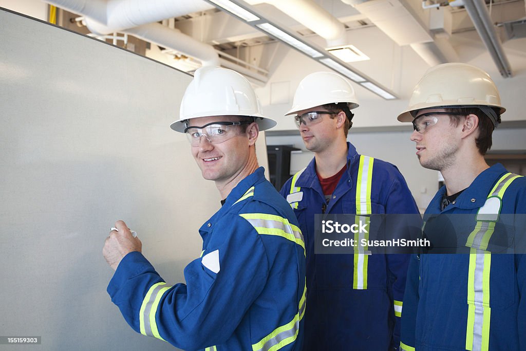 Industrial los trabajadores que el plan en placa - Foto de stock de Sala de control libre de derechos