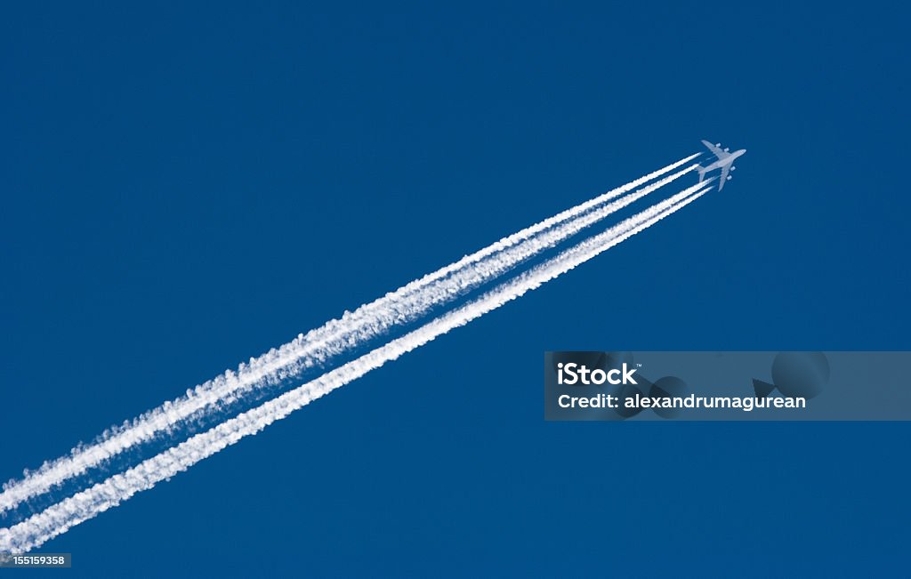 Avião deixando Contrail - Foto de stock de Rastro de avião royalty-free