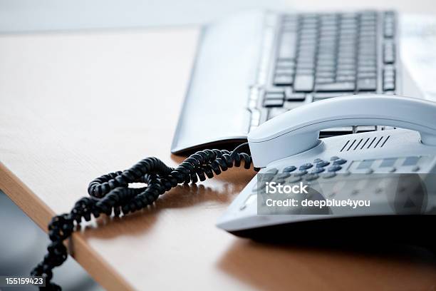 Foto de Telefone E Teclado De Computador e mais fotos de stock de Escritório - Escritório, Telefone, Mesa - Mobília