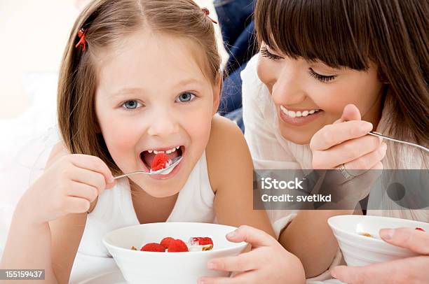 Alimentazione Sana - Fotografie stock e altre immagini di Mangiare - Mangiare, Yogurt, Famiglia