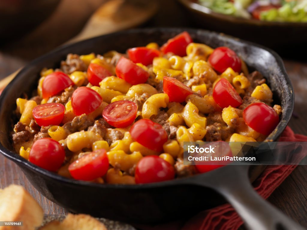 Sorriso Hamburger e Maccheroni cena - Foto stock royalty-free di Formaggio