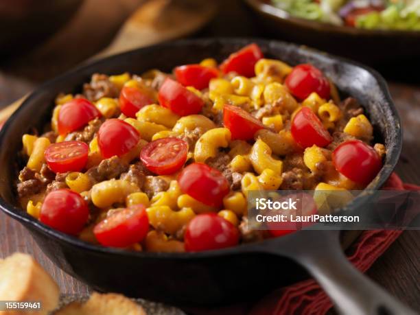 Sorriso Hamburger E Maccheroni Cena - Fotografie stock e altre immagini di Formaggio - Formaggio, Carne, Pasta