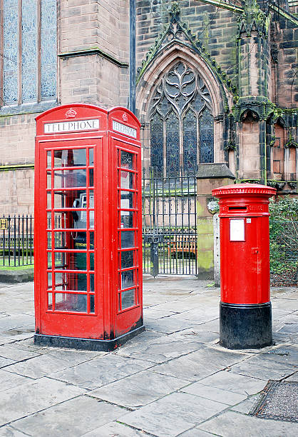 典型的な赤い電話ボックスと postbox 、英国 - pay phone telephone telephone booth red ストックフォトと画像