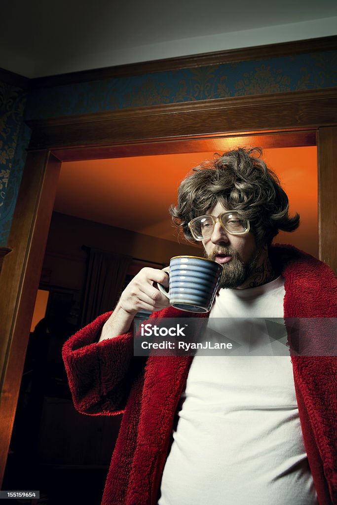 Nerd człowieka w szlafrok z poranną kawę - Zbiór zdjęć royalty-free (Kawa - napój)