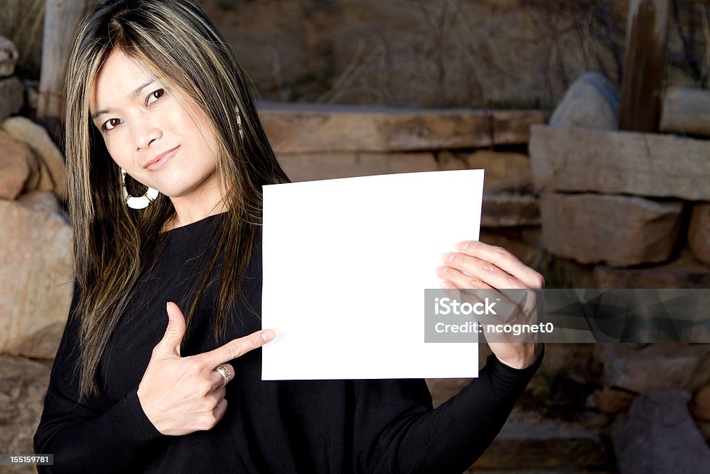 Тайский женщина, глядя на пустой знак - Стоковые фото Держать роялти-фри