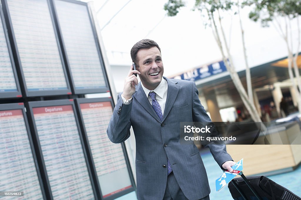 공항, 사업가 토킹 휴대전화, 복사 공간이 - 로열티 프리 30-39세 스톡 사진
