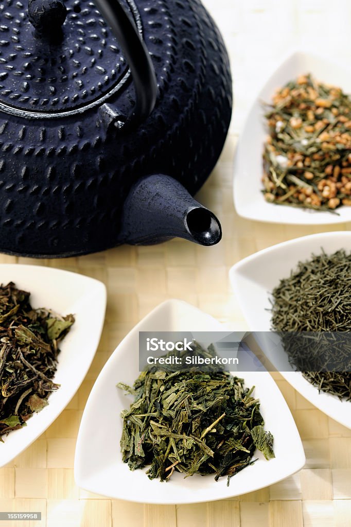 Japanische Teekanne und verschiedenen Arten von grünem Tee - Lizenzfrei Blau Stock-Foto