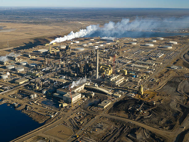 oilsands refinería - fort mcmurray fotografías e imágenes de stock