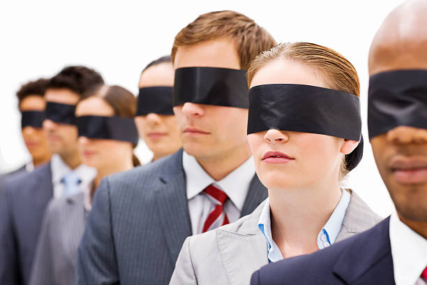 las personas de negocios en blindfolds - venda de ojos fotografías e imágenes de stock