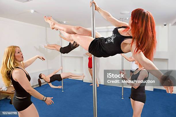 Foto de Pole Aula Na Academia De Ginástica e mais fotos de stock de Pole dancer - Pole dancer, 20 Anos, Academia de ginástica