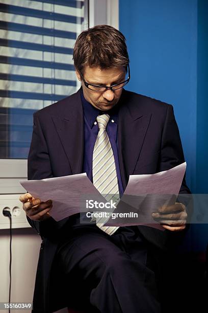 Business Mann Liestberichte Stockfoto und mehr Bilder von Analysieren - Analysieren, Büro, Computerausdruck