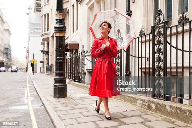 Londres Mulher Em Vermelho - Fotografias de stock e mais imagens de Mulheres - Mulheres, Impermeável - Roupa Impermeável, Só Uma Mulher