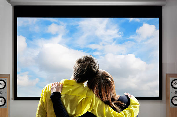 coppia guardando un film sull'ampio schermo e sistema home theater - big screen tv foto e immagini stock