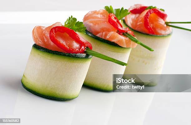 Lachs Kanapees Roll Stockfoto und mehr Bilder von Zucchini - Zucchini, Rolle, Räucherlachs