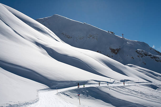 berglandschaft in st. anton, österreich ski resort - ski track stock-fotos und bilder