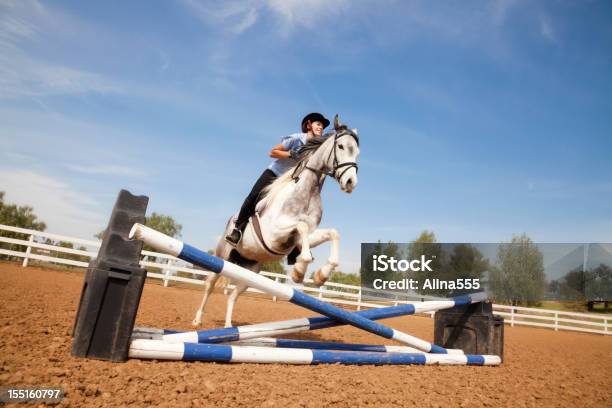 Photo libre de droit de Portrait De Jeune Fille Sauter Sur Un Cheval banque d'images et plus d'images libres de droit de Cheval - Cheval, Pur-sang arabe, Sauter