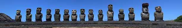 immagine panoramica di tongariki moais, isola di pasqua, cile - moai statue foto e immagini stock
