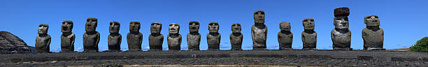 imagem panorâmica de tongariki moais, ilha de páscoa, chile - moai statue statue ancient past imagens e fotografias de stock