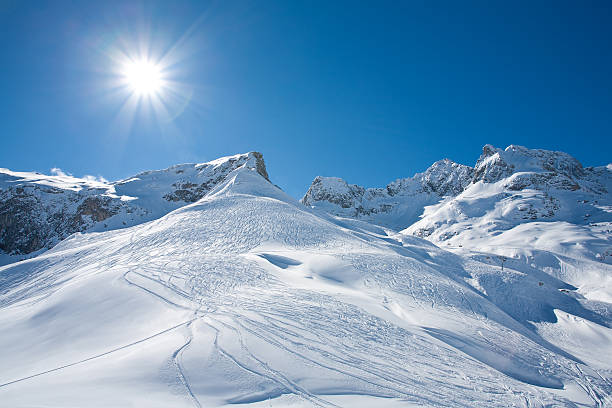 горный пейзаж в санкт-антон, австрия горнолыжный курорт - lechtal alps стоковые фото и изображения