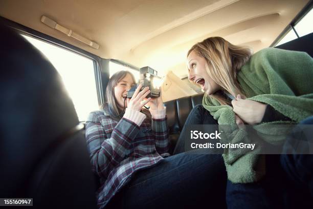 Hora Foto de stock y más banco de imágenes de Coche - Coche, Cámara de bolsillo, 20 a 29 años