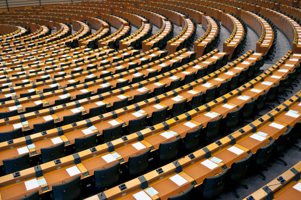 semi-circle of empty seats european parliament brussels - plenaire vergadering fotos stockfoto's en -beelden