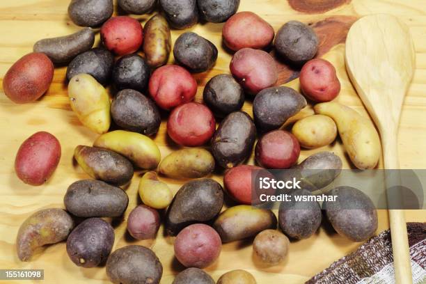 Batatas De Bebé - Fotografias de stock e mais imagens de Batata Crua - Batata Crua, Batata Fingerling, Batata vermelha