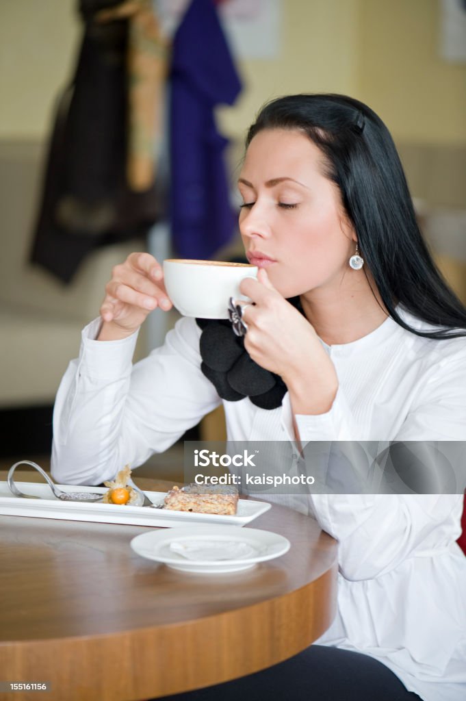 Boire de tasse de café - Photo de 20-24 ans libre de droits