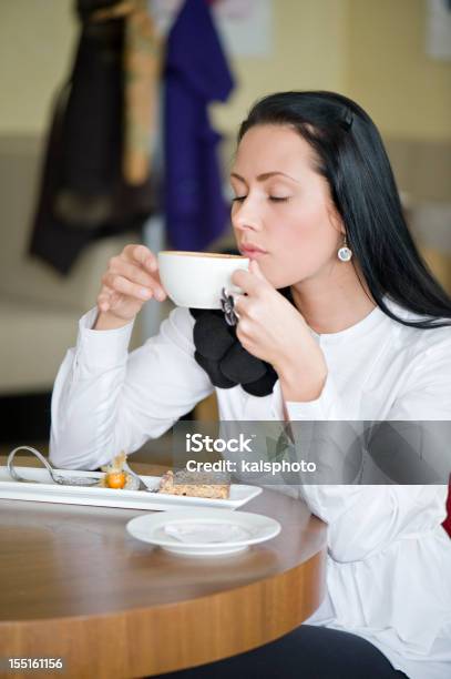 Beber Café - Fotografias de stock e mais imagens de 20-24 Anos - 20-24 Anos, 20-29 Anos, Adulto