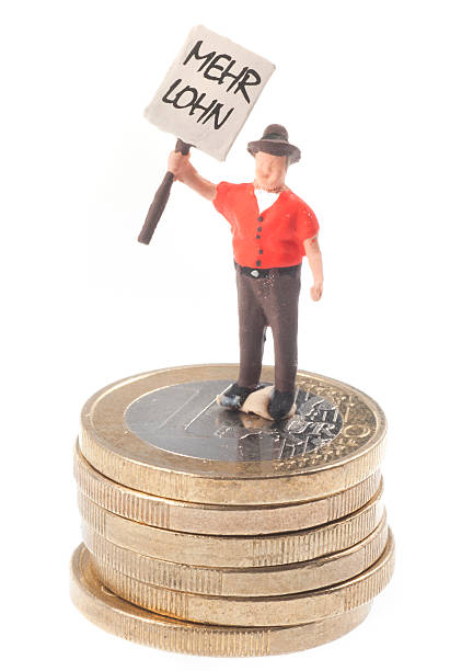 дополнительная lohn-männchen auf euromünzen - figurine small plastic businessman стоковые фото и изображения