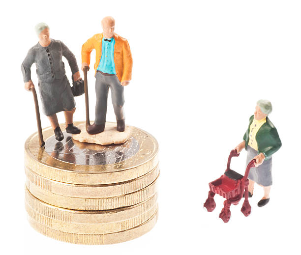 old-idade de reforma com dinheiro moedas de euro rentner auf - figurine small pension toy - fotografias e filmes do acervo