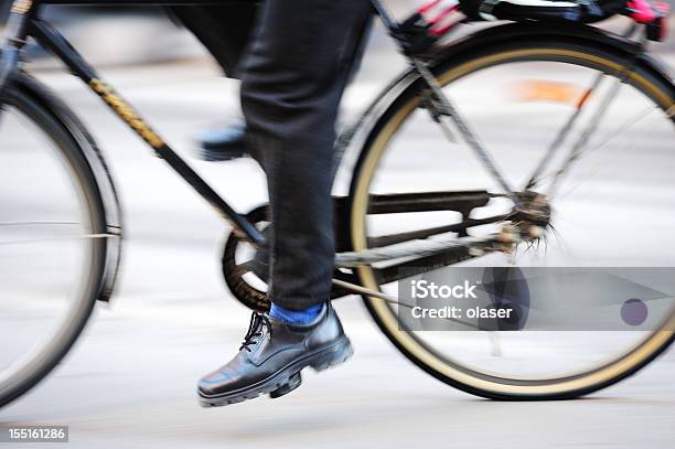 Homem De Terno Bicicleta Lane - Fotografias de stock e mais imagens de Ciclismo - Ciclismo, Fato, Adulto