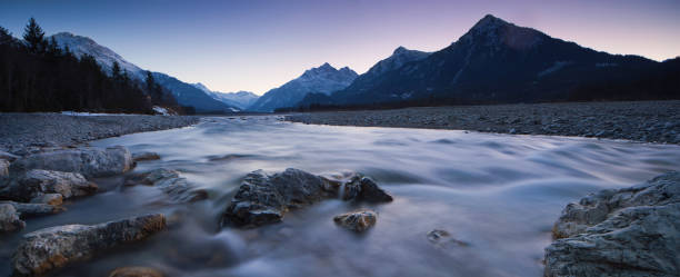 l'aube sur la rivière lech près de forchach, tyrol, autriche - forchach photos et images de collection