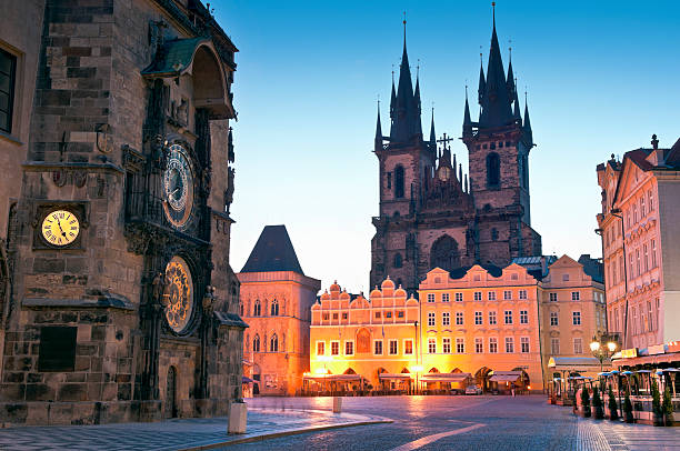 старая ратуша и церковь богоматери tyn в праге - prague europe czech republic night стоковые фото и изображения