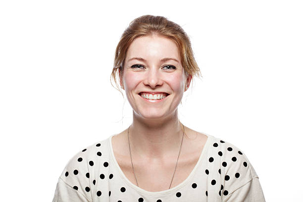 retrato de una mujer sonriente - smiling women blond hair human face fotografías e imágenes de stock