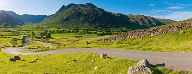 estrada de país idílico vibrante paisagem verde lake district - panoramic langdale pikes english lake district cumbria imagens e fotografias de stock