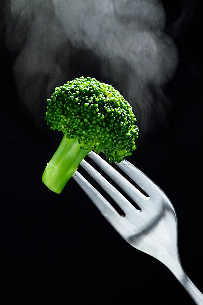 Brócolis no vapor quente de um garfo - foto de acervo
