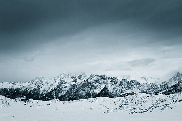 Las montañas de invierno - foto de stock