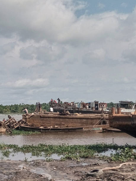 istock Recovery of sunk metal plates 1551701144