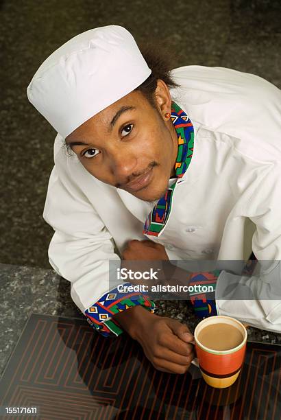 African American Chef Bebiendo Café Foto de stock y más banco de imágenes de Adulto - Adulto, Adulto joven, Afrodescendiente