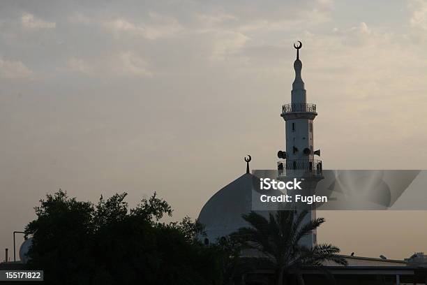 Moschee In Hellem Lila Sonnenuntergang Stockfoto und mehr Bilder von Arabeske - Arabeske, Fotografie, Golfstaaten