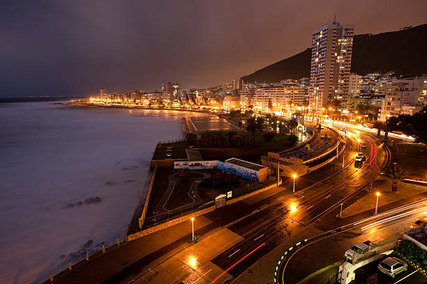 sea point a notte, sud africa - sea point foto e immagini stock