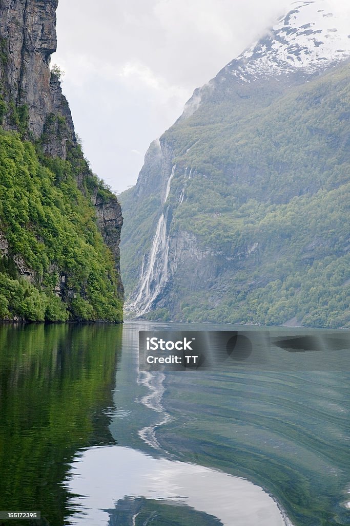 Fiordo di Geiranger paesaggio - Foto stock royalty-free di Acqua