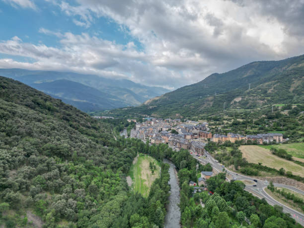 fiume noguera pallaresa mentre attraversa sort, catalogna, vista aerea di sorta - nobody aerial view landscape rural scene foto e immagini stock