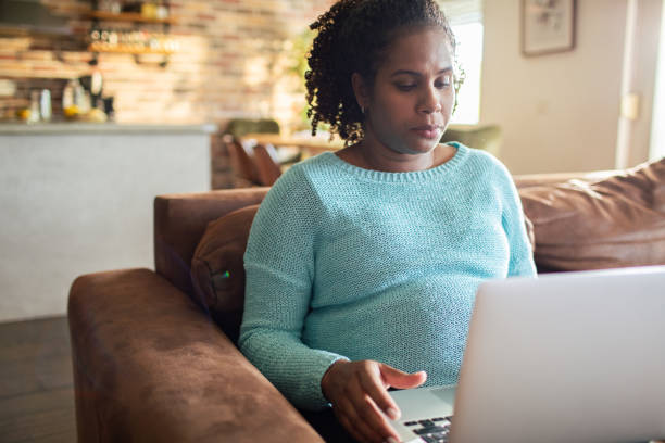 istock Young pregnant woman using a laptop at home 1551870765