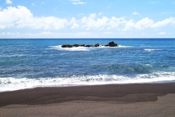 istock Scenery of reefs sticking out of the sea 1551954482