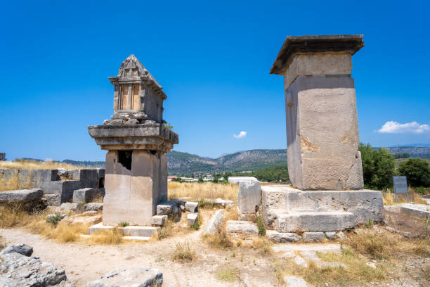túmulo da harpia e o sarcófago em pilares na cidade antiga de xanthos. xanthos era um centro de cultura e comércio para os lícios. - pillared - fotografias e filmes do acervo