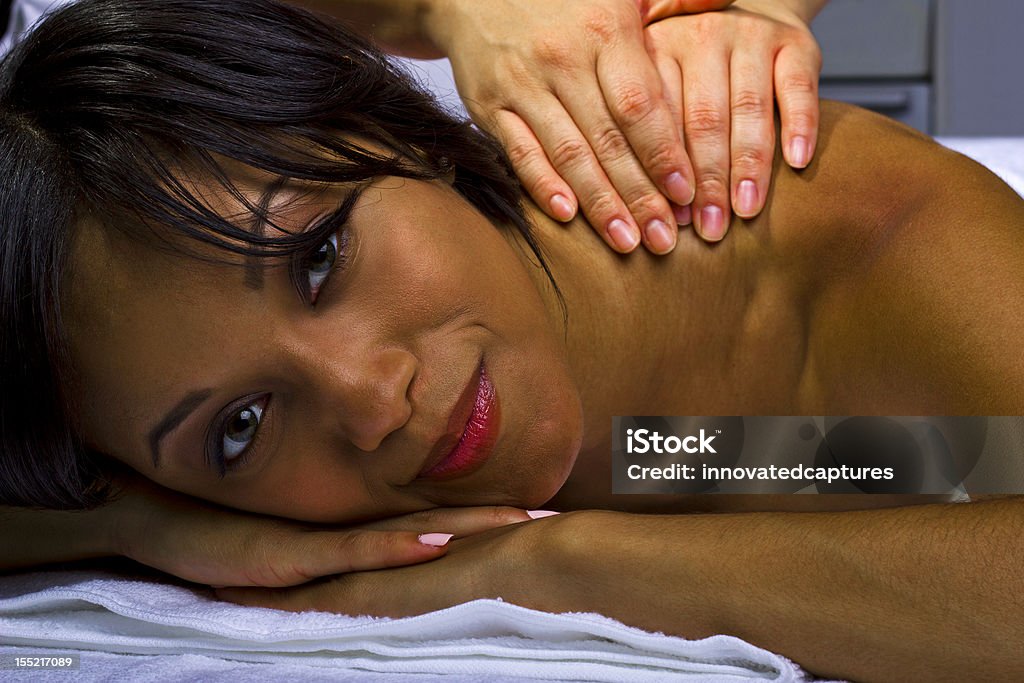 Portret African-American kobieta coraz Masaż - Zbiór zdjęć royalty-free (Afro)