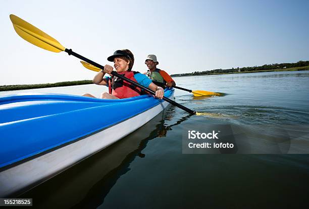 Pareja De Paseo En Kayak Foto de stock y más banco de imágenes de Carolina del Norte - Estado de los EE. UU. - Carolina del Norte - Estado de los EE. UU., Navegación, Kayak - Piragüismo y canotaje